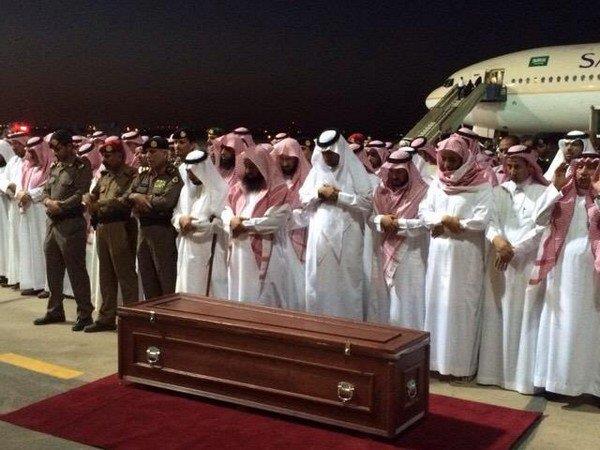 بالصور.. أهالي الحدود الشمالية يودعون جثمان أمير المنطقة في مطار عرعر