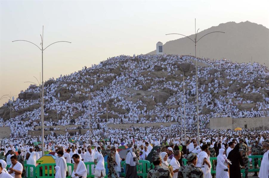 ضيوف الرحمن يتوافدون إلى صعيد عرفات الطاهر