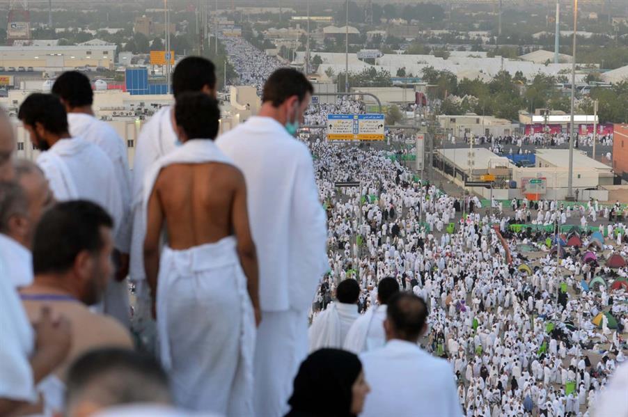 ضيوف الرحمن يتوافدون إلى صعيد عرفات الطاهر