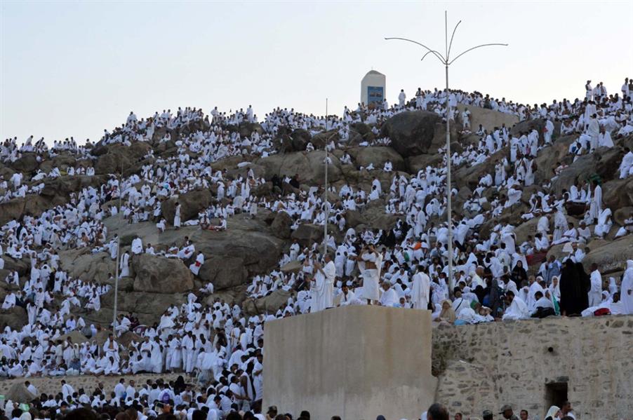 ضيوف الرحمن يتوافدون إلى صعيد عرفات الطاهر