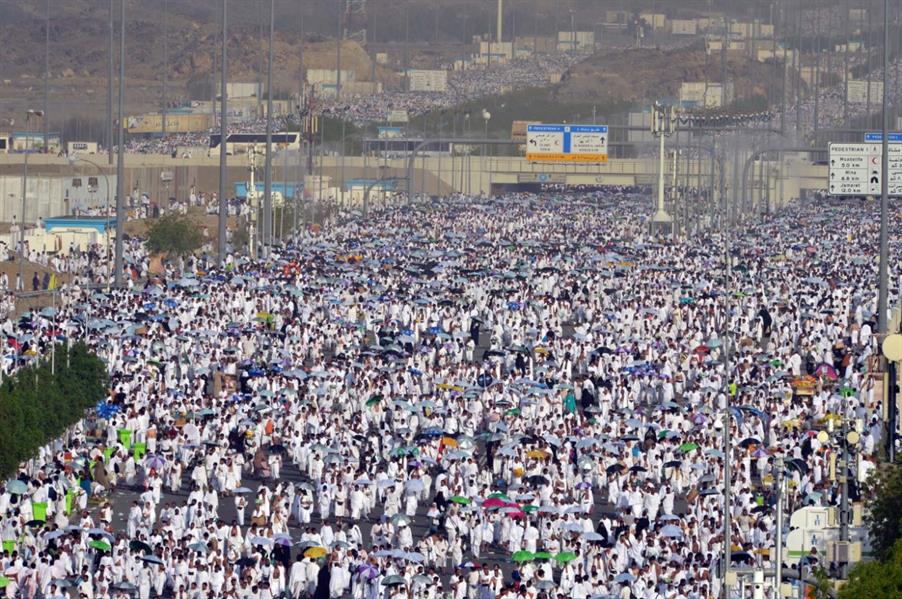 ضيوف الرحمن يتوافدون إلى صعيد عرفات الطاهر