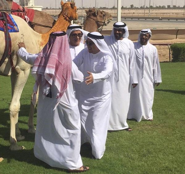 بالصور.. جاكي شان بالزي الإماراتي في دبي