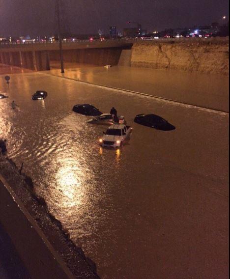 أمطار غزيرة على مدينة الرياض تؤدي إلى تعطل حركة السير وإغراق بعض 