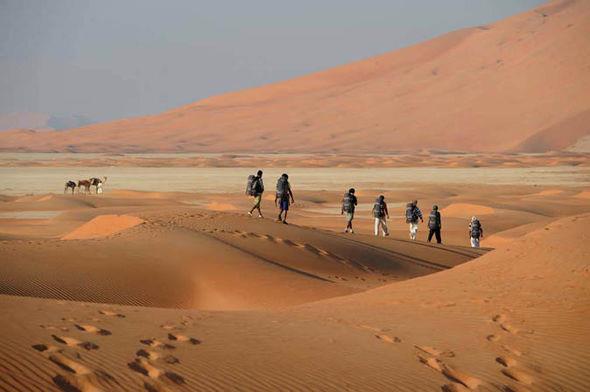 بريطاني يوشك أن يجتاز صحراء الربع الخالي