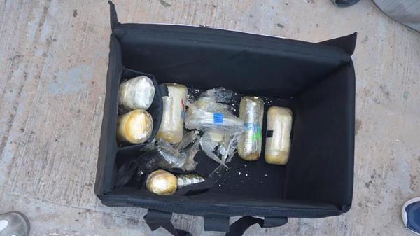 صور للمضبوطات التي عُثر عليها بحوزة أحد مهاجمي مسجد الأحساء صور للمضبوطات التي عُثر عليها بحوزة أحد مهاجمي مسجد الأحساء