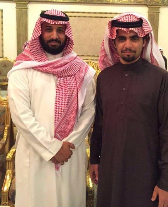 بالفيديو والصور.. شبيه محمد بن سلمان يجتذب الأنظار.. ومواطنون يلتقطون الصور التذكارية معه