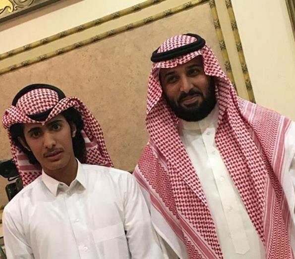 بالفيديو والصور.. شبيه محمد بن سلمان يجتذب الأنظار.. ومواطنون يلتقطون الصور التذكارية معه