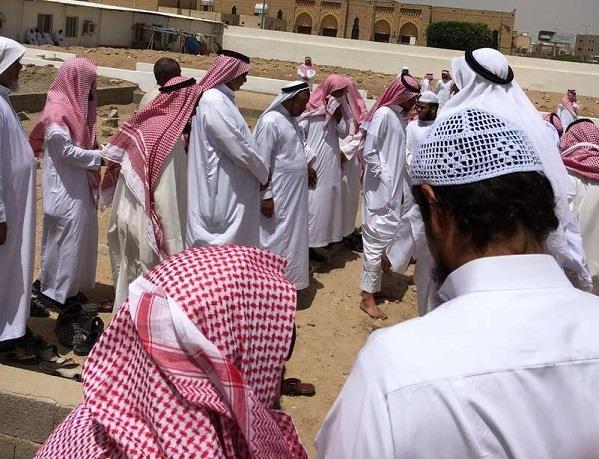 صور مؤثرة لوالد "رضيع الطائف" وهو يحمل جثمانه بين ذراعيه لدفنه والحزن يكسو وجهه