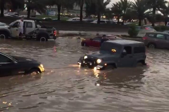 هطول أمطار غزيرة على الرياض.. والمرور يحذر من تجمعات مائية