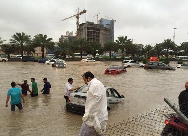 أمطار غزيرة تغرق الرياض.. والمرور يحذر من تجمعات مائية