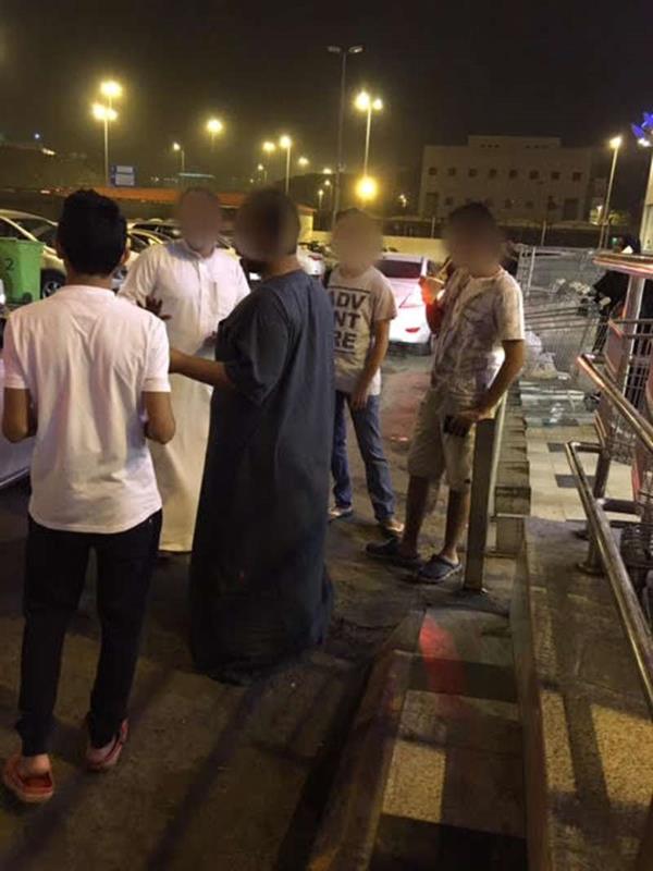 شرطة مكة تستوقف 50 شابا ظهروا في أماكن عامة بملابس وقصات شعر مخالفة (صور)